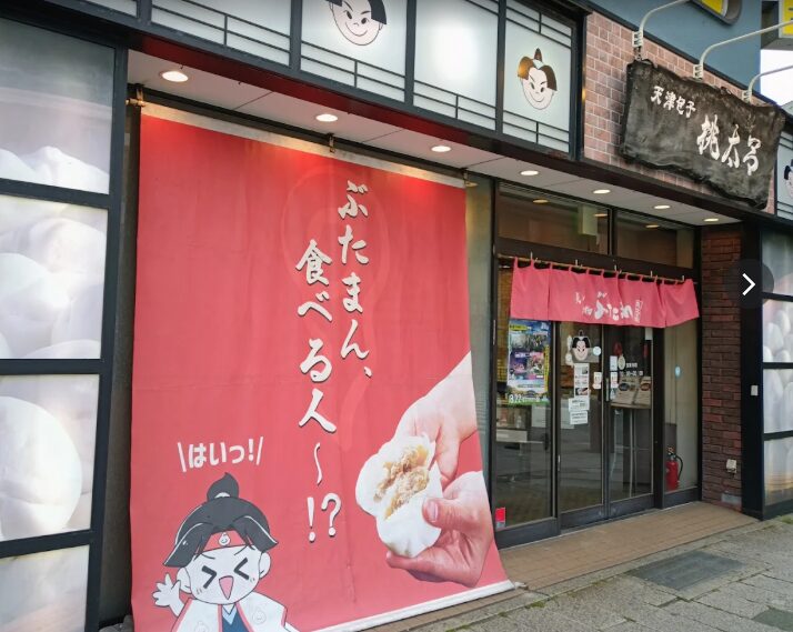 長崎市中心部に設置された大型幕イラスト作品